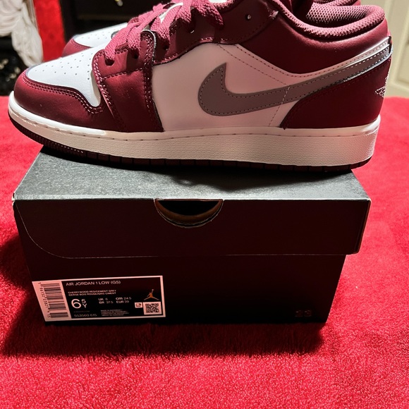 Nike Air Jordans 1’s low Size 6.5 y/ Womens 8.. new with box $200 - Picture 1 of 7